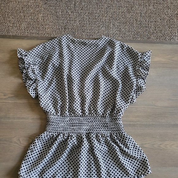 black and white Max Studio blouse size Medium - Picture 2 of 3